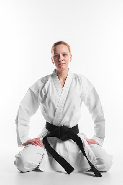 Karate Frau sitzt Vorderansicht