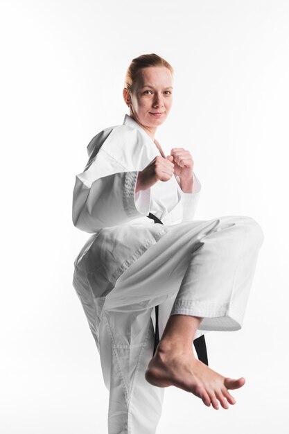 Karate Frau tritt Vorderansicht