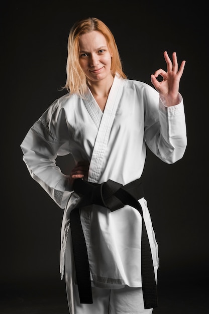 Kostenloses Foto karate frau zeigt ok zeichen