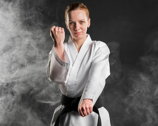 Karate-Kämpfer, der mittleren Schuss aufwirft