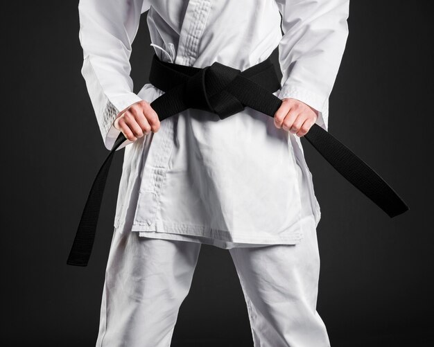Karate-Kämpfer hält stolz schwarzen Gürtel