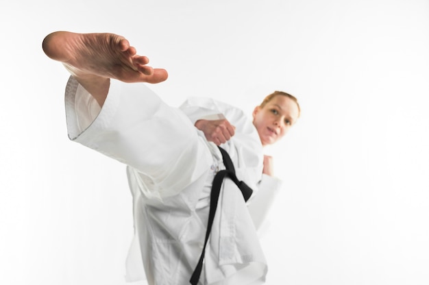 Karate-Kämpfer tritt mit dem Fuß
