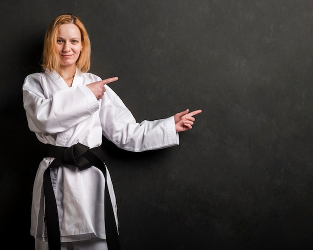 Karate-Kämpfer zeigt auf Kopierraum