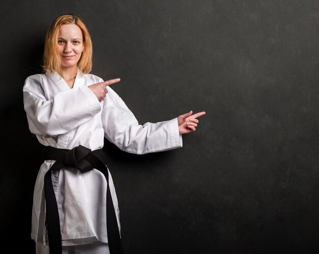 Karate-Kämpfer zeigt auf Kopierraum
