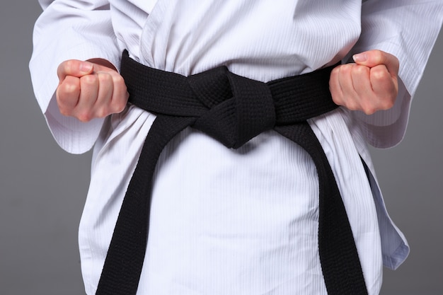 Karate-mädchen mit schwarzem gürtel