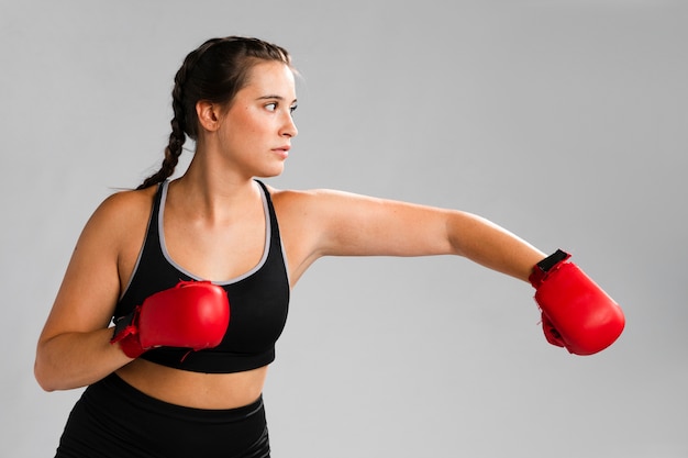 Karate-Punsch mit Boxhandschuhen