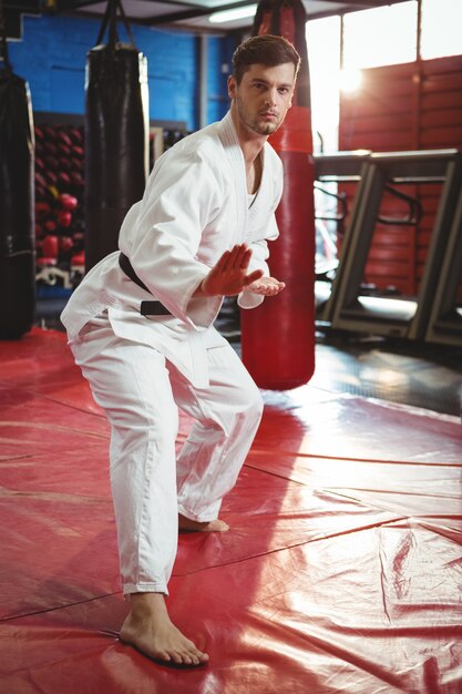 Karate-Spieler, der Karate-Haltung ausführt
