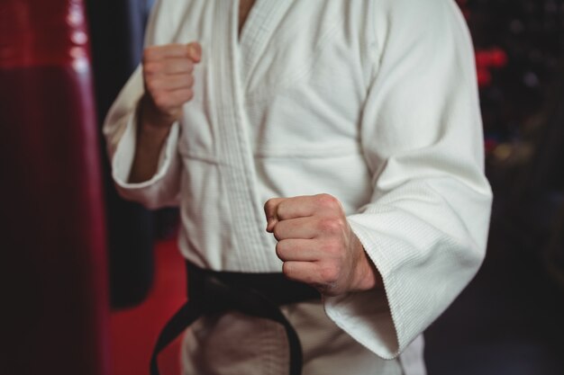 Karate-Spieler, der Karate-Haltung ausführt