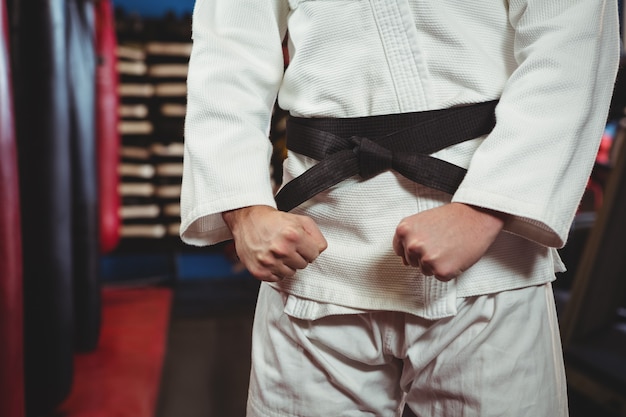 Karate-Spieler, der Karate-Haltung ausführt
