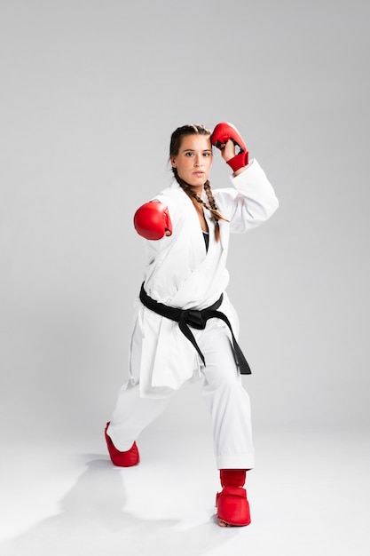 Kostenloses Foto karatefrau in der aktion lokalisiert im weißen hintergrund