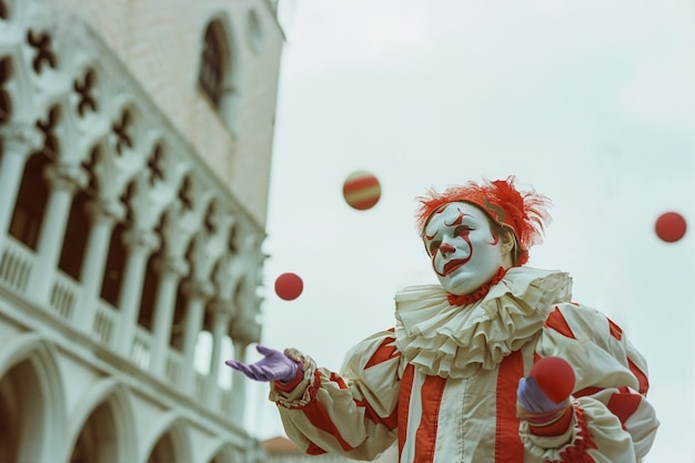 Karneval in Venedig mit Menschen, die traditionelle Kostüme mit Masken tragen