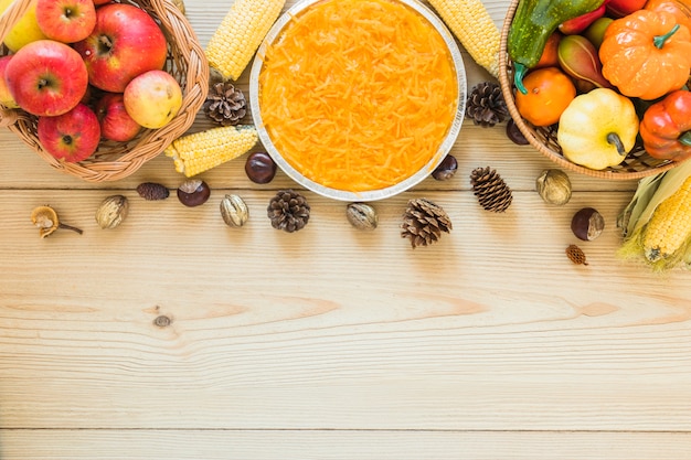 Kostenloses Foto karotte in der platte zwischen obst und gemüse