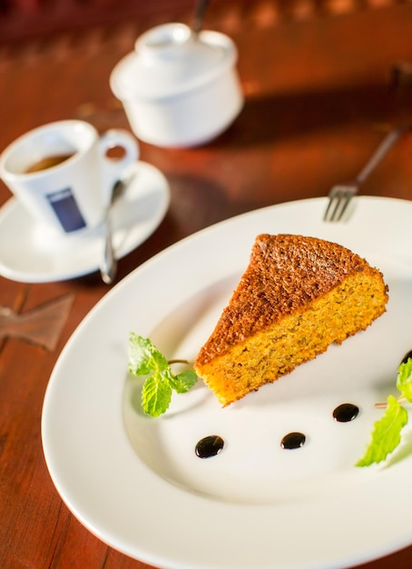 Karotten- und Mandelkuchen mit Kaffee