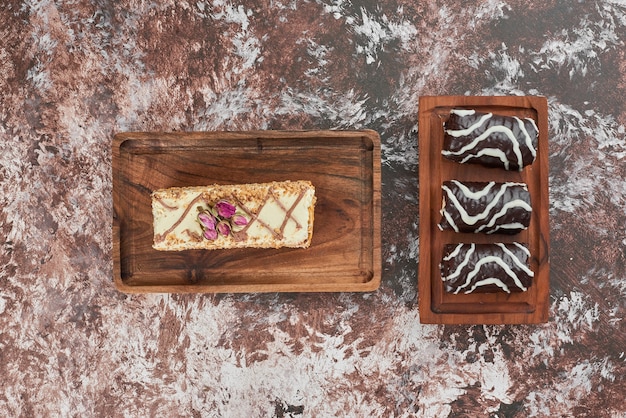 Karottenkuchen und brownies auf einem holzbrett.