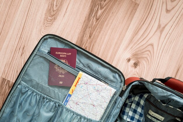 Karte und Reisepass im Koffer