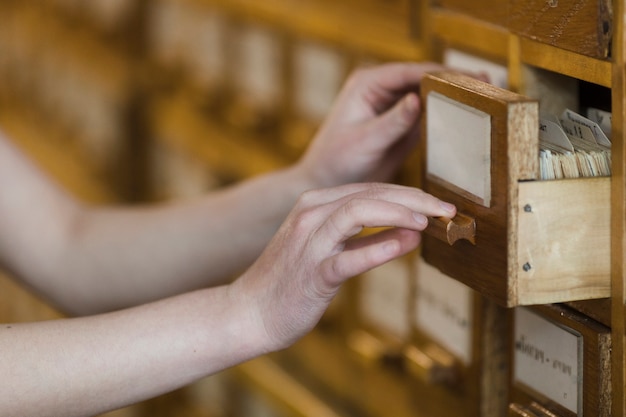 Karteikästen in der Bibliothek