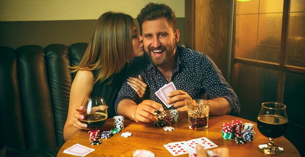 Kartenspiel für Männer und Frauen. Poker, Abendunterhaltung und aufregendes Konzept