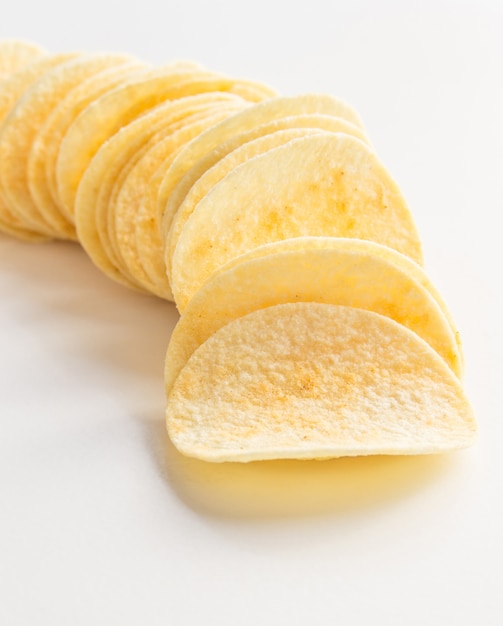 Kartoffel-Chips isoliert auf weißem Hintergrund