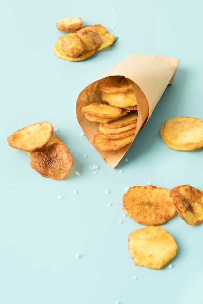 Kartoffelchips auf blauem Hintergrund