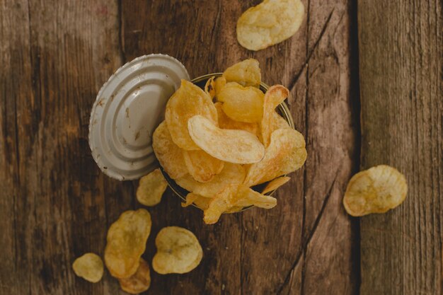 Kartoffelchips auf dem Tisch