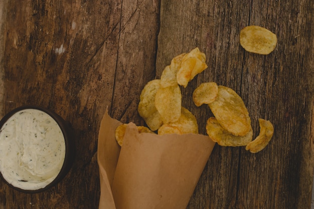 Kartoffelchips auf dem Tisch