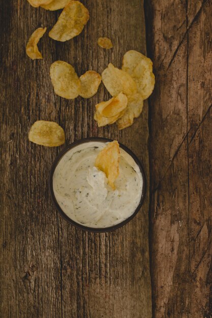 Kartoffelchips auf dem Tisch