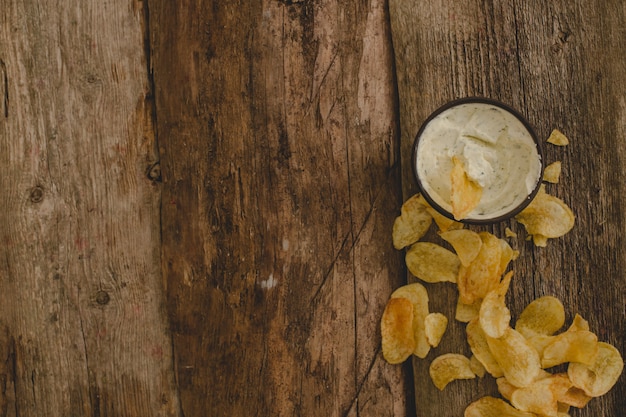 Kartoffelchips auf dem Tisch