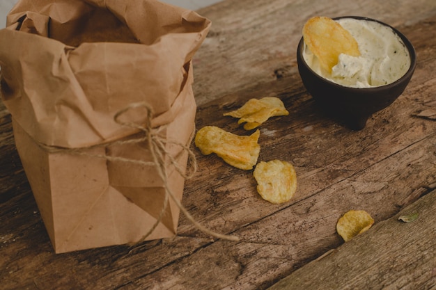 Kostenloses Foto kartoffelchips auf dem tisch