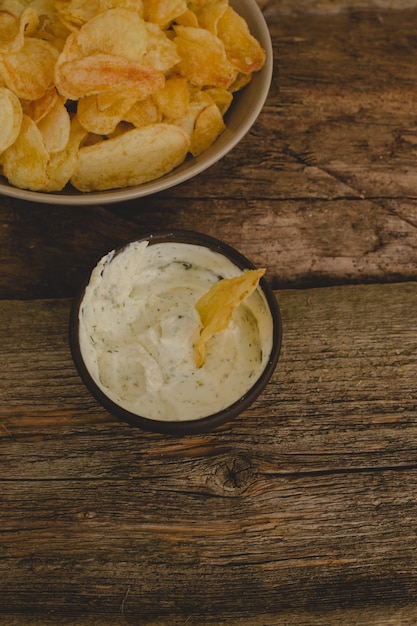 Kostenloses Foto kartoffelchips auf dem tisch