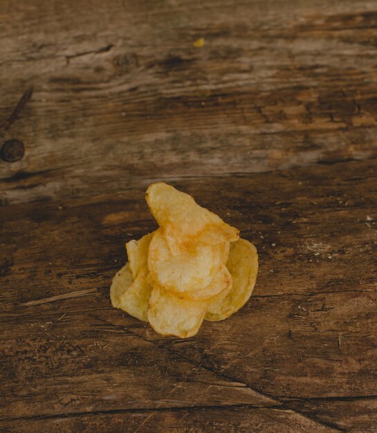 Kartoffelchips auf dem Tisch