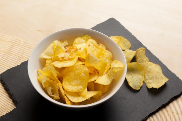 Kartoffelchips in Schüssel auf einem Tisch