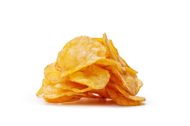 Kartoffelchips isoliert auf weißem Hintergrund