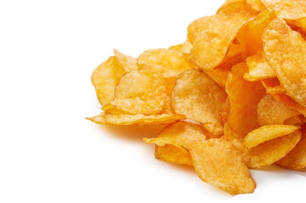 Kartoffelchips isoliert auf weißem Hintergrund