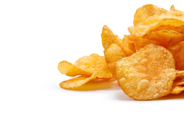 Kartoffelchips isoliert auf weißem Hintergrund