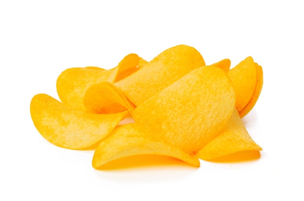 Kartoffelchips isoliert auf weißem Hintergrund