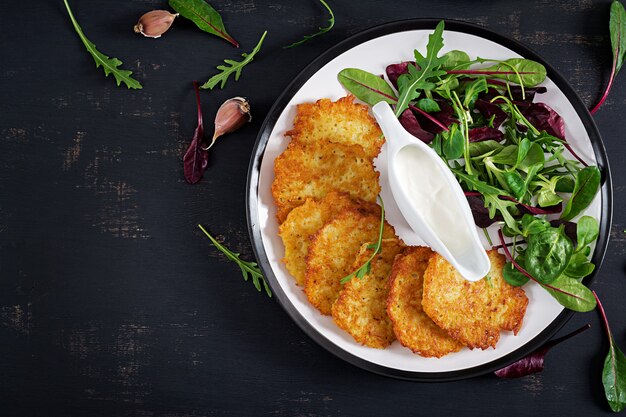 Kartoffelkrapfen serviert mit saurer Sahne