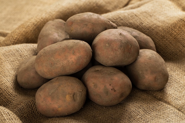 Kartoffeln auf Decke