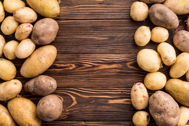 Kartoffeln auf dem Boden mit Platz zum Kopieren