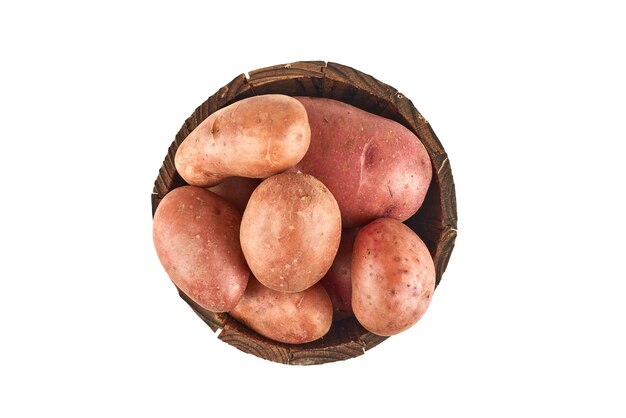 Kartoffeln in einem Holzeimer.