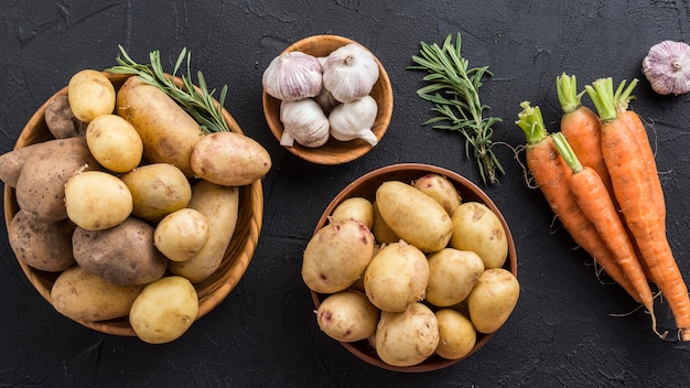 Kartoffeln Knoblauch und Karotte auf dem Tisch