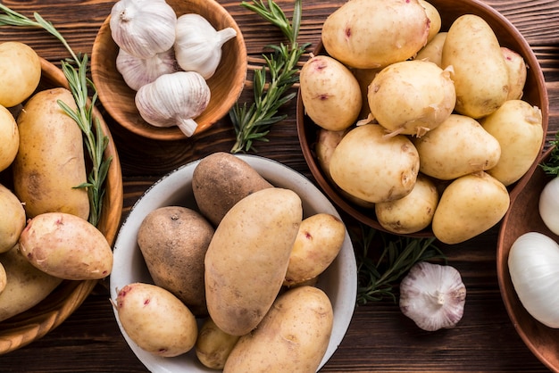 Kartoffeln und Knoblauch in Schalen