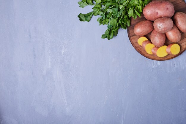 Kostenloses Foto kartoffelscheiben auf blau