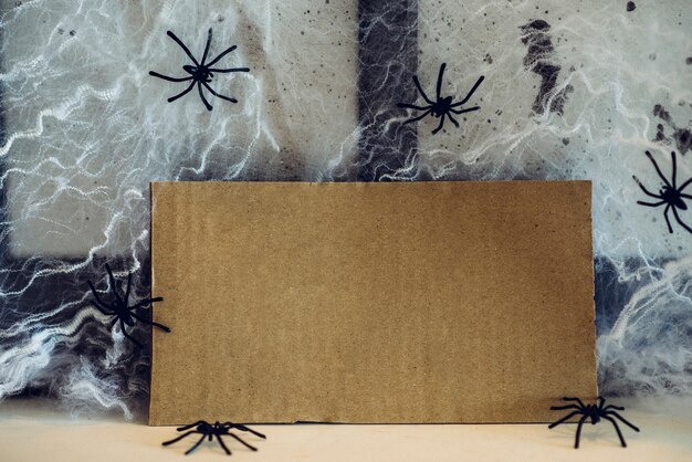 Karton Tablette und Spinnen