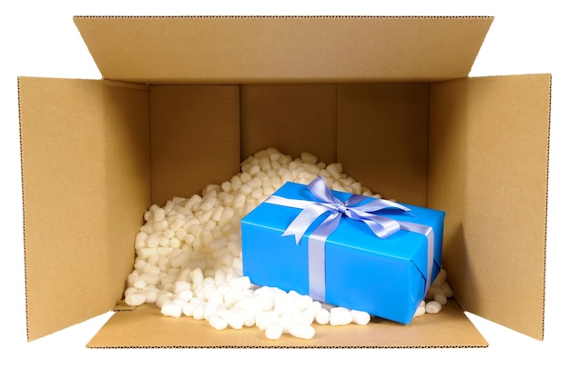 Kostenloses Foto karton versand-box mit blauen geschenk