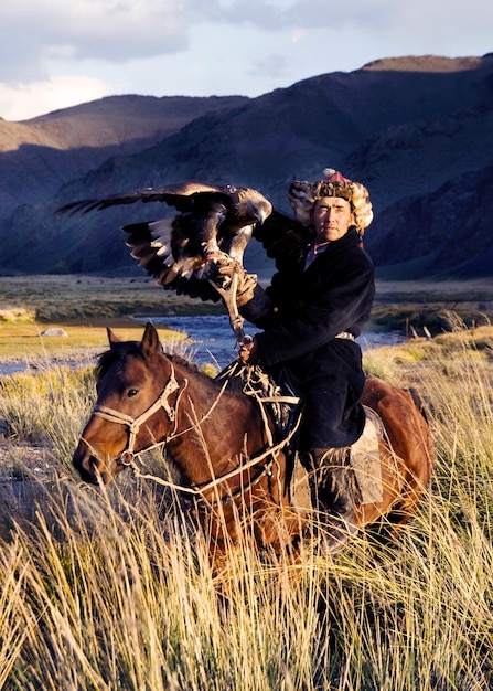 Kasachische Männer jagen traditionell Füchse und Wölfe mit ausgebildeten Steinadlern. Olgei, West-Mongolei.
