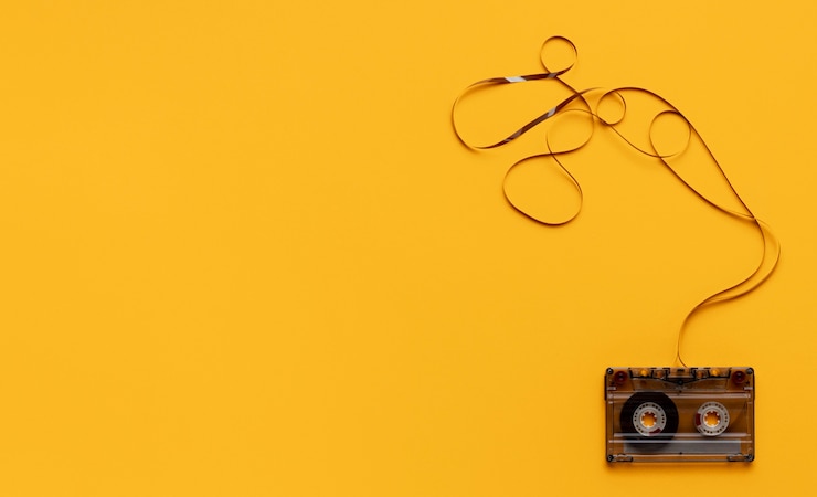 Kostenlose Foto kassette auf gelbem hintergrund