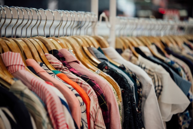 Kaufen Sie Kleidung, Kleidershop auf Kleiderbügel in der modernen Boutique