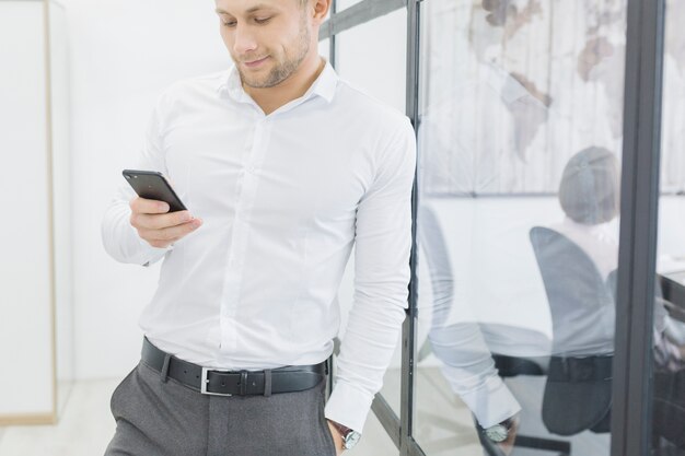 Kaufmann mit Smartphone