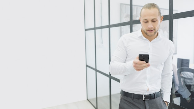 Kaufmann mit Smartphone