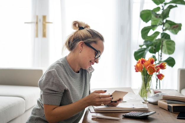 Kaukasische Frau am Telefon